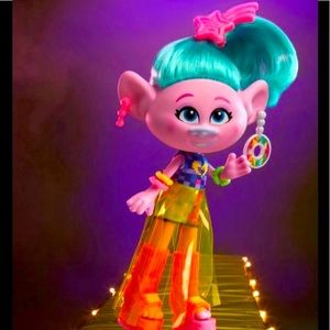TROLLS WORLD TOUR GLAM SATIN DOLL